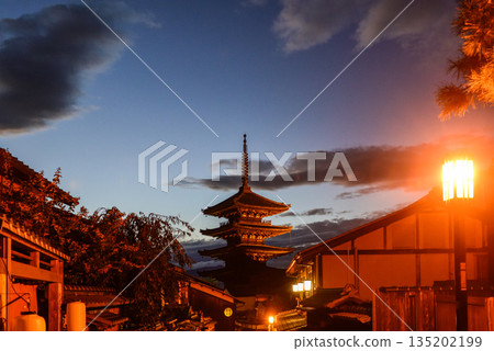 Tower of Yasaka Hokan-ji Temple 135202199