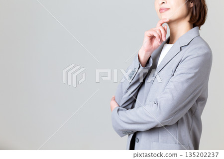 憂心忡忡的中年女商人 135202237
