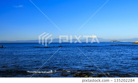從湘南海岸眺望冬日清晨的景色 135202284