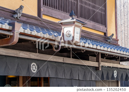 位於京都西陣的鹽峰軒是一家點心店(可以品嚐到與二十四節氣相對應的京都點心)-其招牌烘焙點心「壽樂」創立於1882年。 位於京都西陣的鹽峰軒是一家點心店(可以品嚐到與二十四節氣相對應的京都點心)-其招牌烘焙點心「壽樂」創立於1882年。 135202450