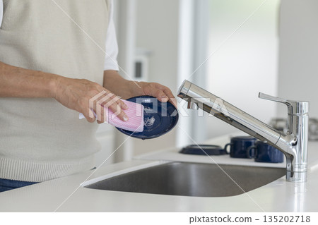 一位五十多歲男子的手正在洗碗 135202718