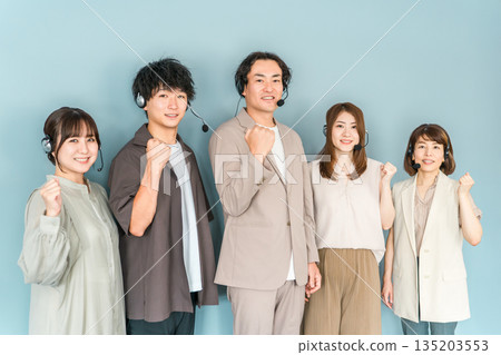 呼叫中心、客戶中心工作人員使用對講機、男女工作人員戴上耳機 135203553