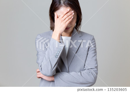 憂心忡忡的中年女商人 憂心忡忡的中年女商人 135203605
