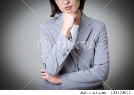 憂心忡忡的中年女商人 135203632