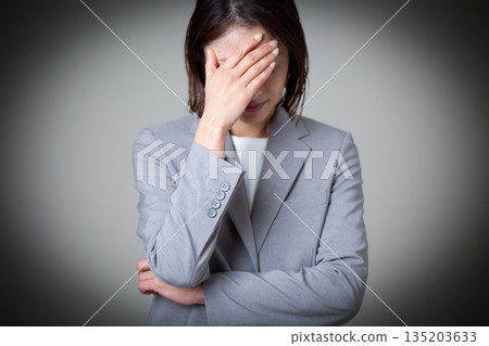 憂心忡忡的中年女商人 135203633