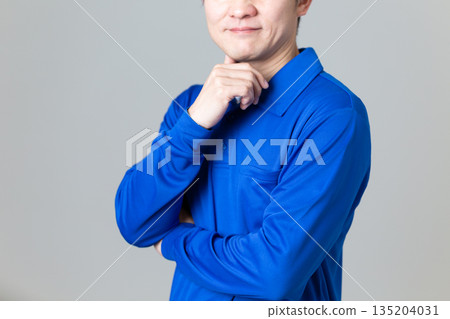 一名身穿藍色工作服的中年男子，從事物流運輸業。 135204031