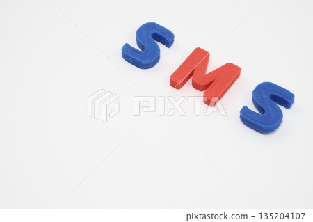帶有3D元素的短信,代表現代文字通信 帶有3D元素的短信,代表現代文字通信 135204107