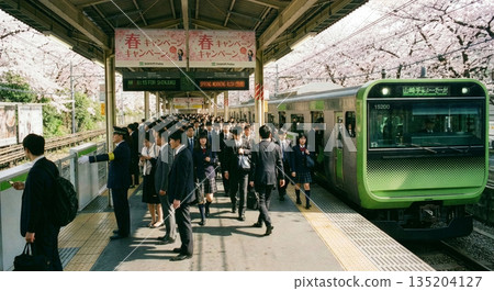 擁擠的月台上擠滿了通勤者和學生 135204127