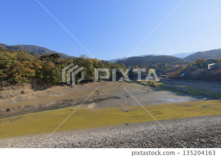位於三豐市埼田町的戶川水壩,冬季會排乾水。 位於三豐市埼田町的戶川水壩,冬季會排乾水。 135204163