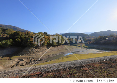 位於三豐市埼田町的戶川水壩,冬季會排乾水。 位於三豐市埼田町的戶川水壩,冬季會排乾水。 135204166