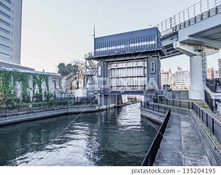 北十乾河上安裝的源守川水閘 135204195