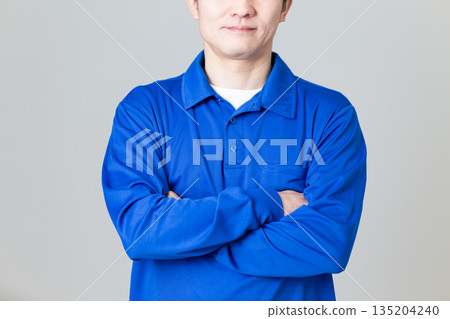 一名身穿藍色工作服的中年男子,從事物流運輸業。 一名身穿藍色工作服的中年男子,從事物流運輸業。 135204240