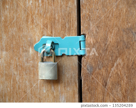 儲物棚上的掛鎖 儲物棚上的掛鎖 135204289