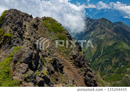 從八岳赤嶽山頂眺望龍頭峰,以及從權現岳和海老笠岳升起的雲霧。 從八岳赤嶽山頂眺望龍頭峰,以及從權現岳和海老笠岳升起的雲霧。 135204435