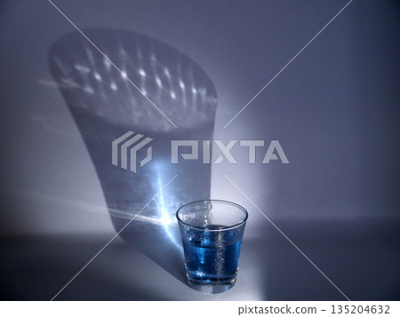 進入玻璃杯的水 135204632