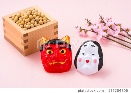 節分惡魔和阿龜面具以及幸運豆 節分惡魔和阿龜面具以及幸運豆 135204806