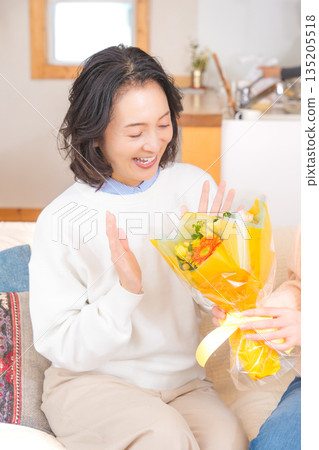 女兒送給母親禮物 135205518