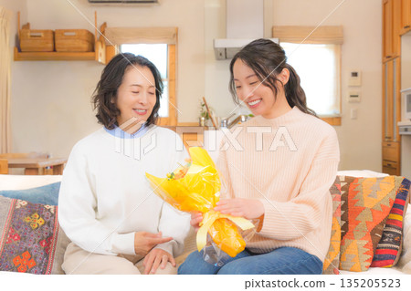 女兒送給母親禮物 135205523