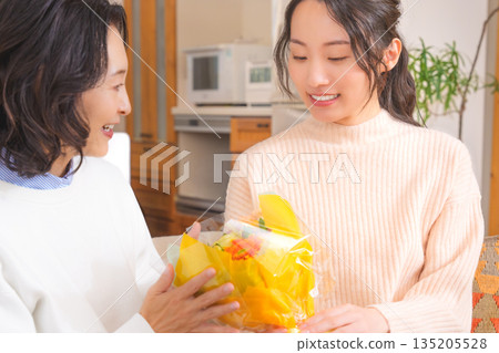 女兒送給母親禮物 135205528