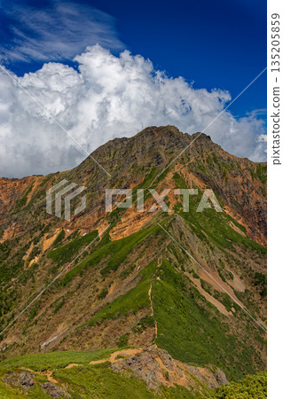 從八嶽山脈的阿彌陀岳望去，可以看到赤嶽山頂升起的雲霧。 135205859