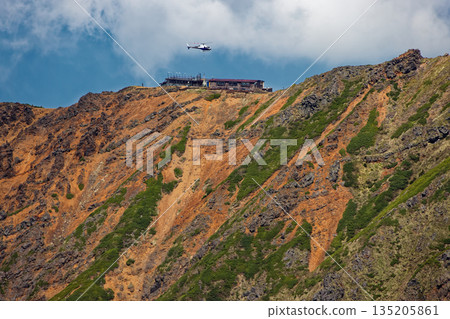 從八嶽山脈的阿彌陀山上可以看到一座山間小屋和一架正在卸載貨物的直升機。 135205861