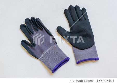 Gardening gloves: Work gloves to protect your hands while gardening 135206401