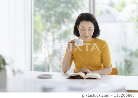一位五十多歲的女士正在讀書 一位五十多歲的女士正在讀書 135206693