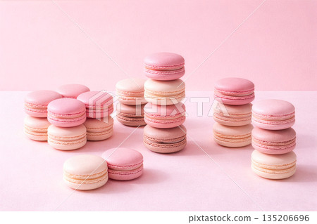 粉紅色背景的粉紅彩色馬卡龍一字排開 粉紅色背景的粉紅彩色馬卡龍一字排開 135206696