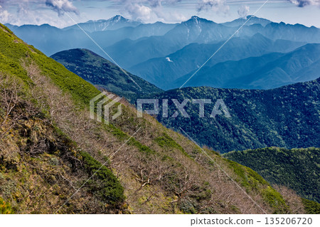 從八嶽山脈的小尾屋山脊可以看到海老笠山和南阿爾卑斯山脈。 135206720