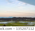 漸層的夕陽天空和廣闊的鄉村景色 | 寧靜的日本風光 135207112