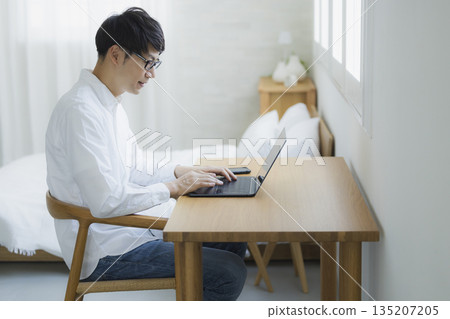 使用電腦的男人 135207205