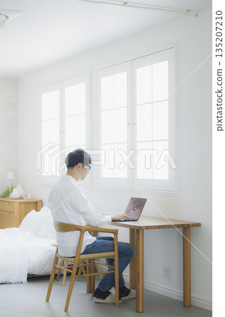 使用電腦的男人 使用電腦的男人 135207210