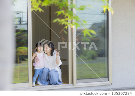 一家人正望著窗外。 135207284