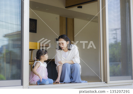 一家人正望著窗外。 135207291