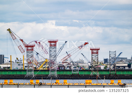 東京灣沿岸工業區，建築起重機林立，天空陰雲密布。 135207325