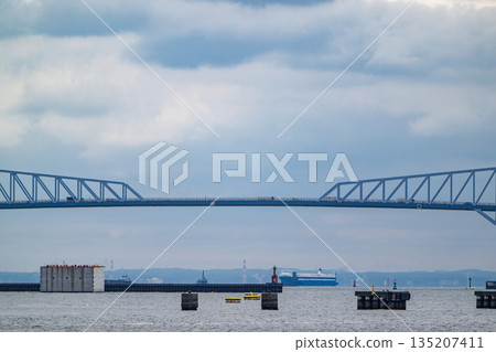 東京灣沿岸工業區,建築起重機林立,天空陰雲密布。 東京灣沿岸工業區,建築起重機林立,天空陰雲密布。 135207411
