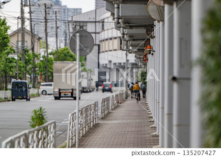 日本城市景觀:人行道與過往行人的日常生活 日本城市景觀:人行道與過往行人的日常生活 135207427