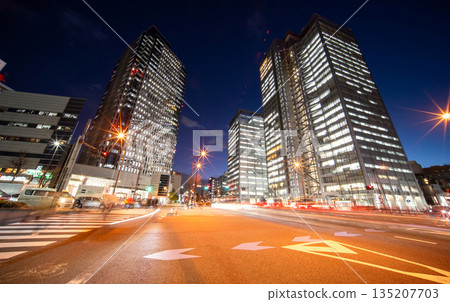 東京，中野坂上路口夜景 135207703