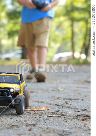 孩子們在公園玩遙控汽車 135208806