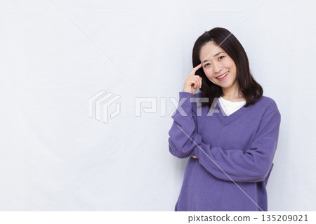 微笑著思考的女人 135209021