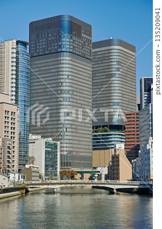 大阪中之島摩天大樓及土佐堀河 135209041