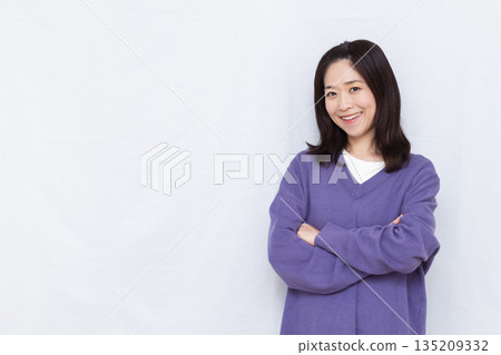 一個女人抱著雙臂思考 135209332