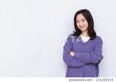 一個女人抱著雙臂思考 135209333