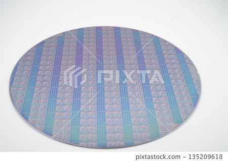 Silicon wafer for manufacturing semiconductor of integrated circuit. 135209618