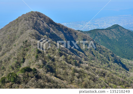 From the summit of Mt. Yobuko in the Ashitaka Mountains: Mt. Otake and Suruga Bay in early spring From the summit of Mt. Yobuko in the Ashitaka Mountains: Mt. Otake and Suruga Bay in early spring 135210249