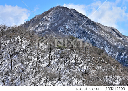 從愛塔卡山脈的遊武岳眺望白雪皚皚的伊海岳 從愛塔卡山脈的遊武岳眺望白雪皚皚的伊海岳 135210503