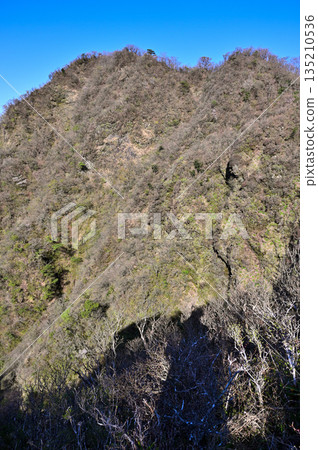 相高山脈的蓬萊山(Mount Horai);早春時節從天狗之旗展望台看到的遊武岳(Mount Yobuko)。 相高山脈的蓬萊山(Mount Horai);早春時節從天狗之旗展望台看到的遊武岳(Mount Yobuko)。 135210536