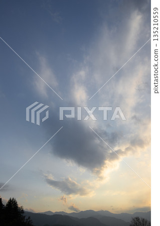 傍晚時分,山脈之間飄浮著雲(埼玉縣秩父市) 傍晚時分,山脈之間飄浮著雲(埼玉縣秩父市) 135210559