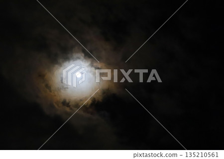 夜晚,一輪滿月從雲層中探出頭來 夜晚,一輪滿月從雲層中探出頭來 135210561