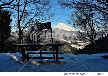 足座山脈的黑嶽：從白雪皚皚的黑岳展望台眺望富士山 135210596